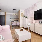 Modern With Air Conditioning & Workspace In By Renters