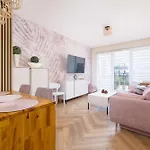 Modern With Air Conditioning & Workspace In By Renters Gliwice
