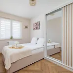 Modern With Air Conditioning & Workspace In By Renters * Gliwice