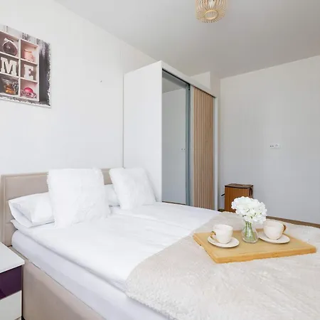 Modern With Air Conditioning & Workspace In By Renters Apartmán Hlivice