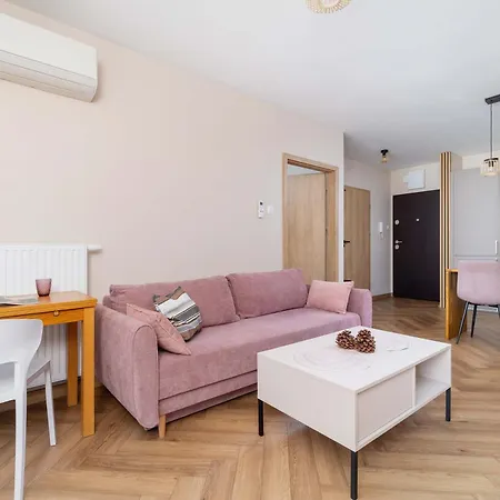 Modern With Air Conditioning & Workspace In Gliwice By Renters Appartement Labedy