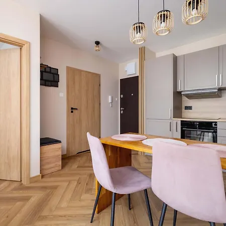 Modern With Air Conditioning & Workspace In By Renters