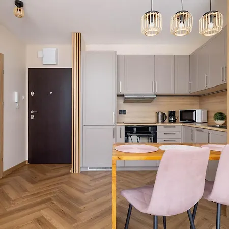 Modern With Air Conditioning & Workspace In By Renters Apartmán *
