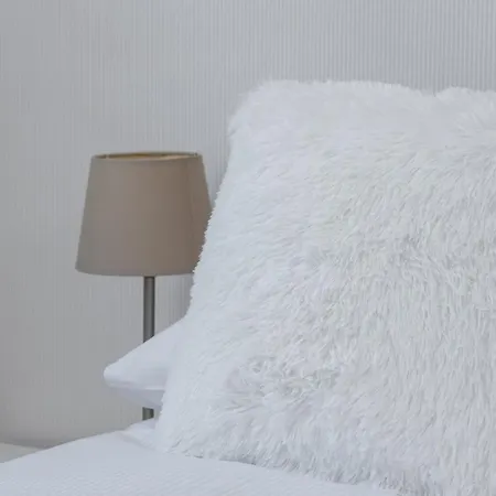 Modern With Air Conditioning & Workspace In By Renters *