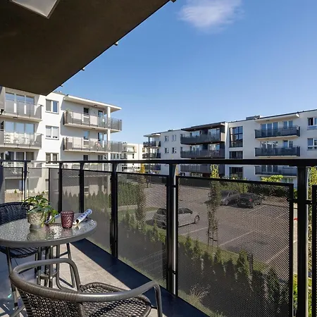 Modern With Air Conditioning & Workspace In Gliwice By Renters Appartement