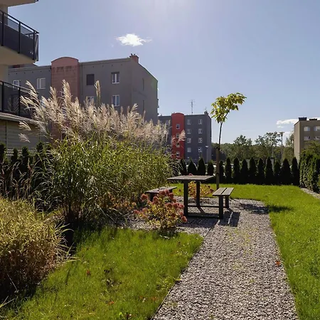 Modern With Air Conditioning & Workspace In Gliwice By Renters Apartamento