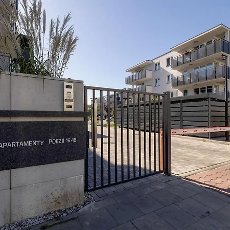 Modern With Air Conditioning & Workspace In Gliwice By Renters Apartamento