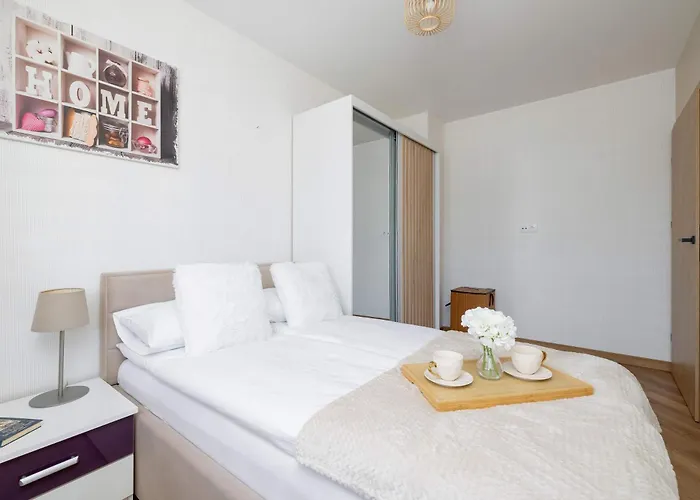 Modern With Air Conditioning & Workspace In Gliwice By Renters Apartamento Gliwice