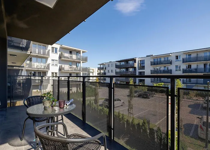 Modern With Air Conditioning & Workspace In Gliwice By Renters Apartamento